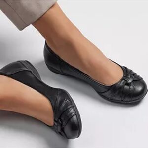 BRAND NEW WHITE MT GABRIELLE ROUND TOE SLIP-ON WOMEN"S LEATHER FLAT SHOE